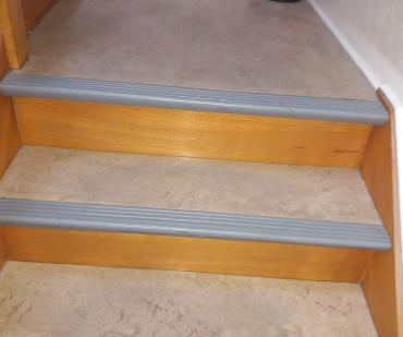 Pose de marches en PVC avec des nez de marche contrastés